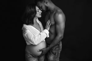 ragazza stretta al suo uomo a petto nudo
