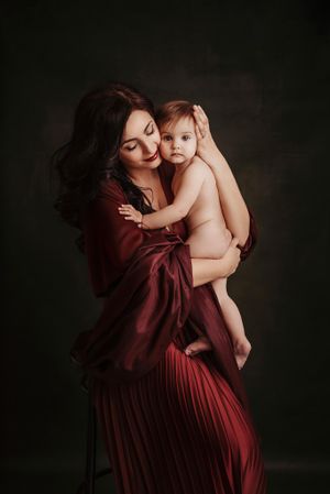 mamma abbraccia amorevolmente la figlia