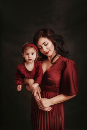 mamma e figlia in abito bordeaux