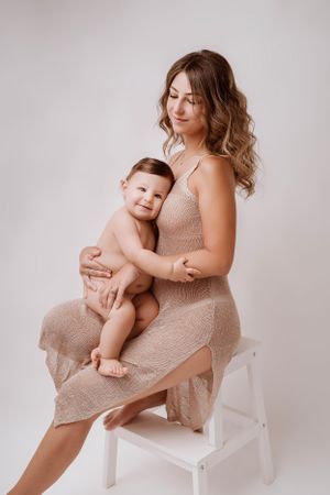 mamma abbraccia amorevolmente il suo bambino