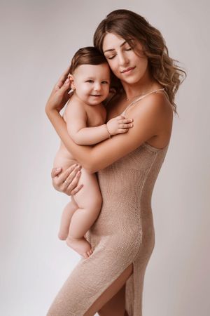 mamma abbraccia amorevolmente il suo bambino