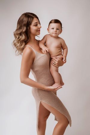 ragazza tiene in braccio il suo bambino