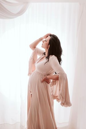 donna incinta in posa in studio fotografico