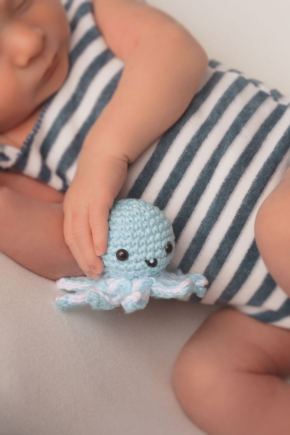 Photographie du doudou d'un nourrisson réalisée par Amandine Chiriaeff dans un studio dans l'Aisne