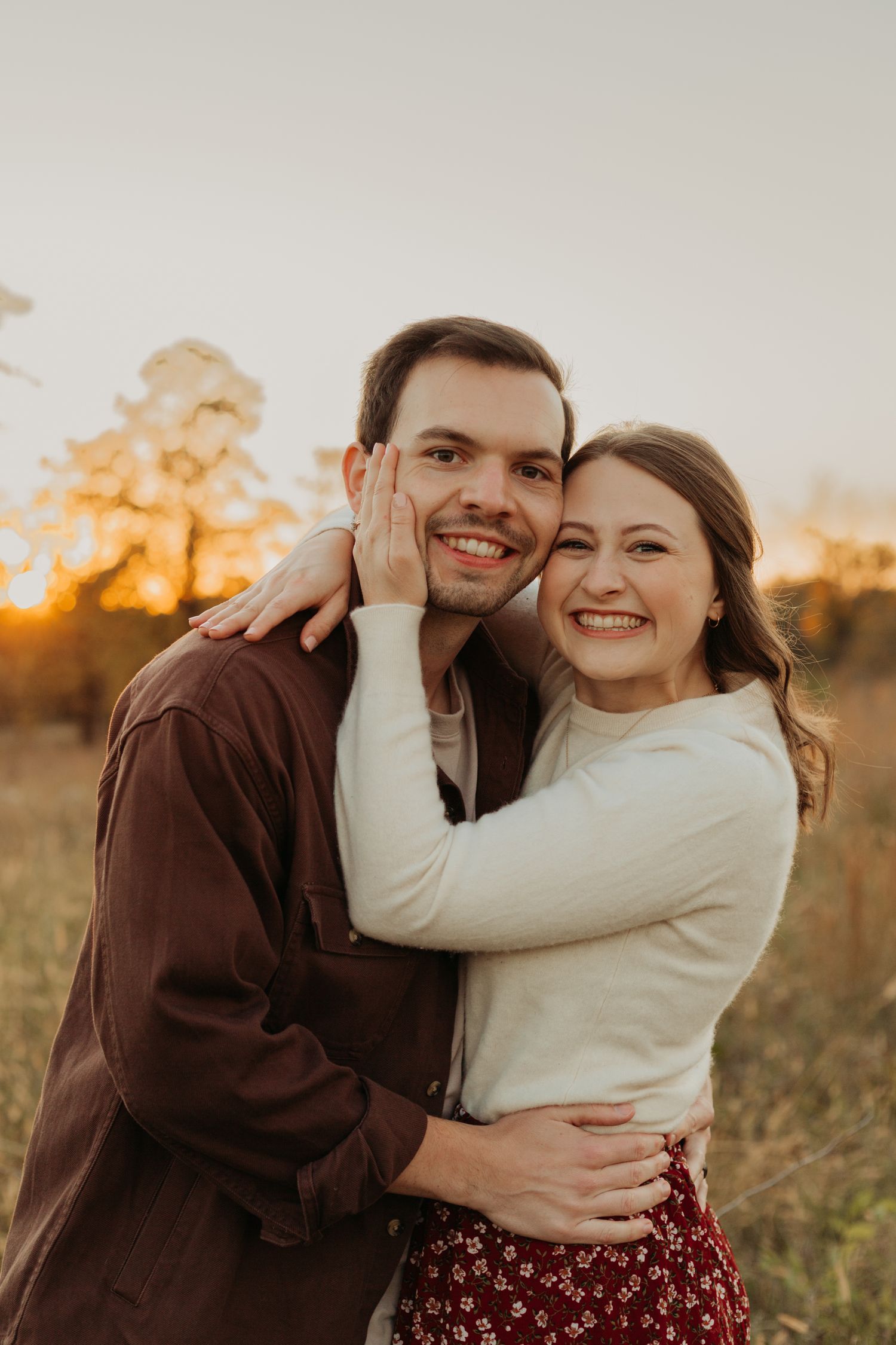 Couples and engagement photos in Kansas City – romantic, candid portraits by a local engagement photographer with golden hour light.