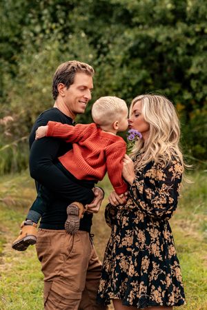 family, professional, photography, outdoor, scenic, kids, photo session, mom, dad, love, hugs, kisses, flowers, greenery, new york, upstate