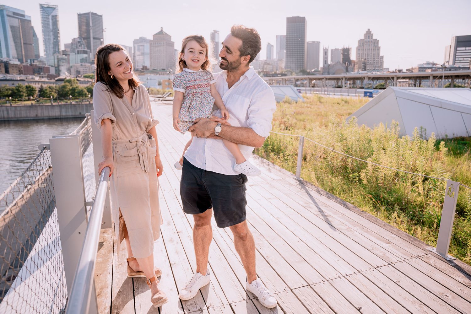 Séance photo en famille au Vieux-Port de Montréal.