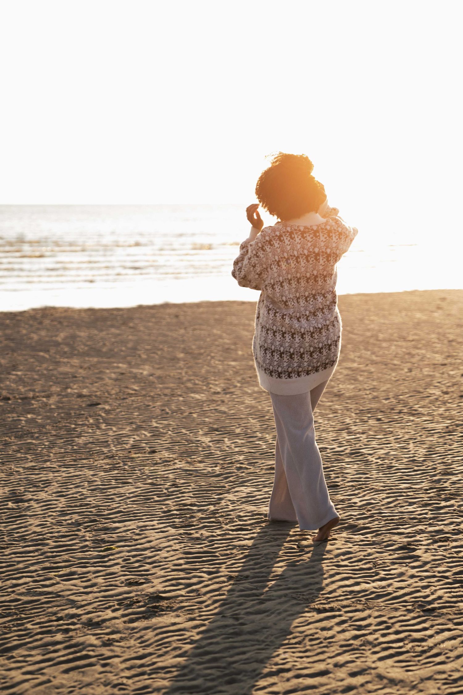 Portret vrouw, creatief portret. Vrouw in Beeld.. Gouden uur. Golden hour. Op locatie. Strand. Zee.
