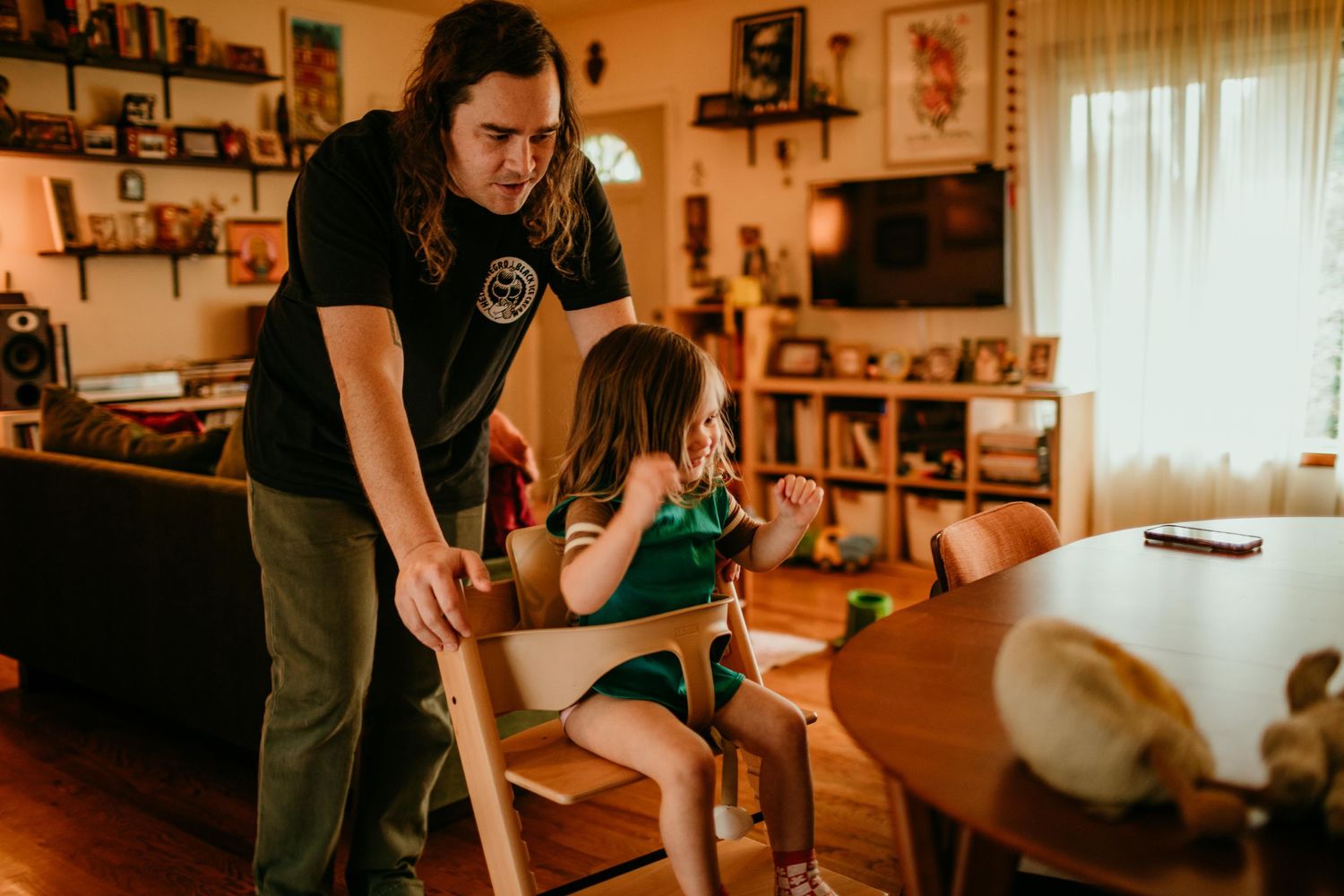 dad pushes high chair to table portland oregon family photography rushes & waves