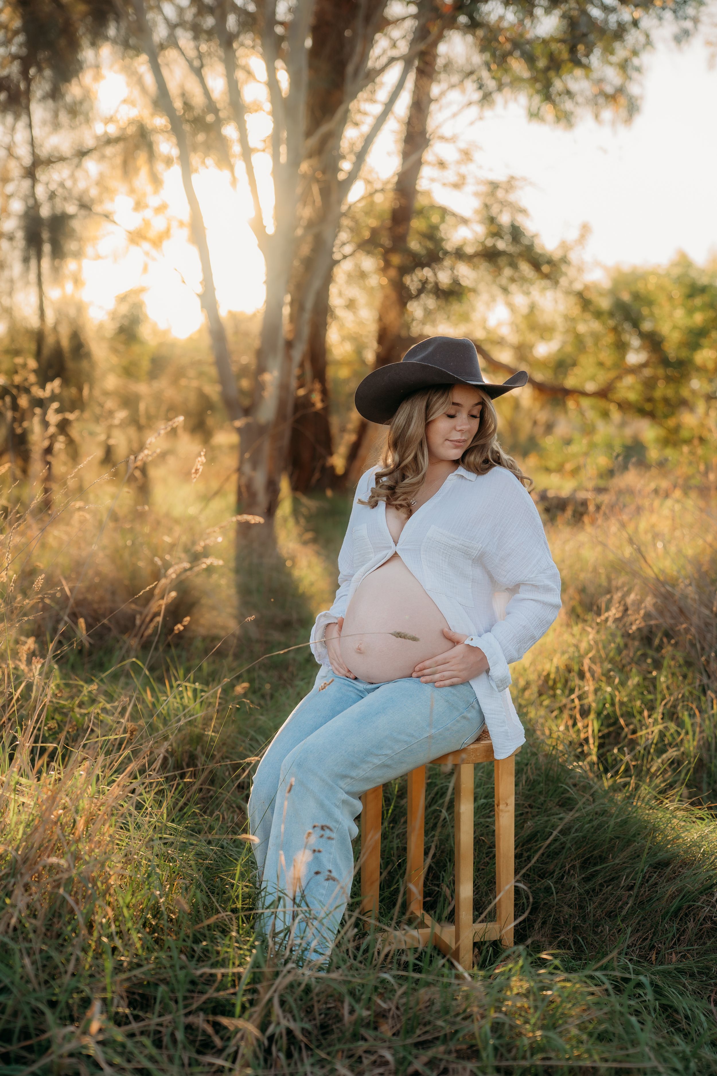 Golden hour maternity session. Western vibe. Maternity client wardrobe.