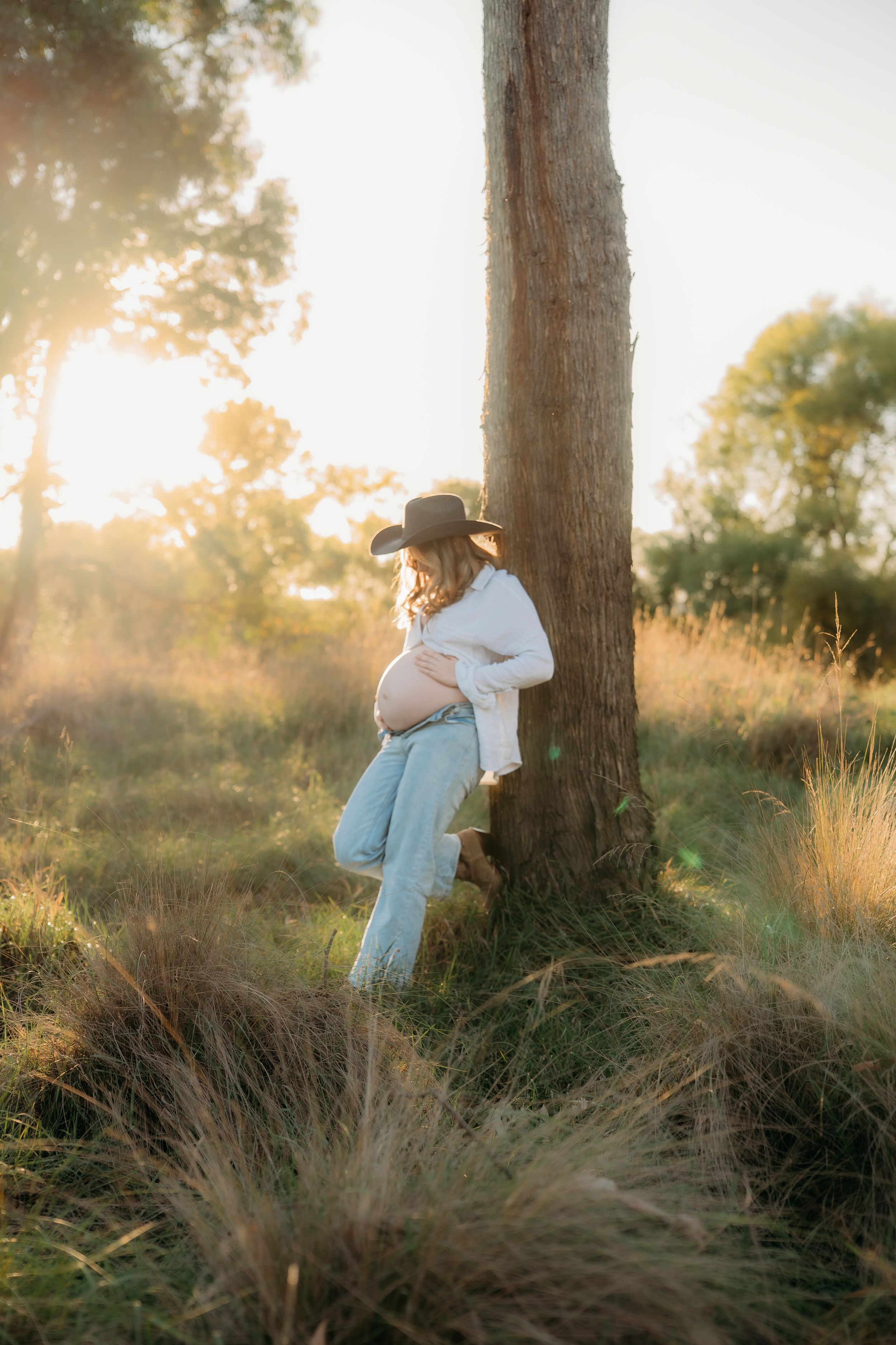 Golden hour maternity session. Western vibe. Maternity client wardrobe.