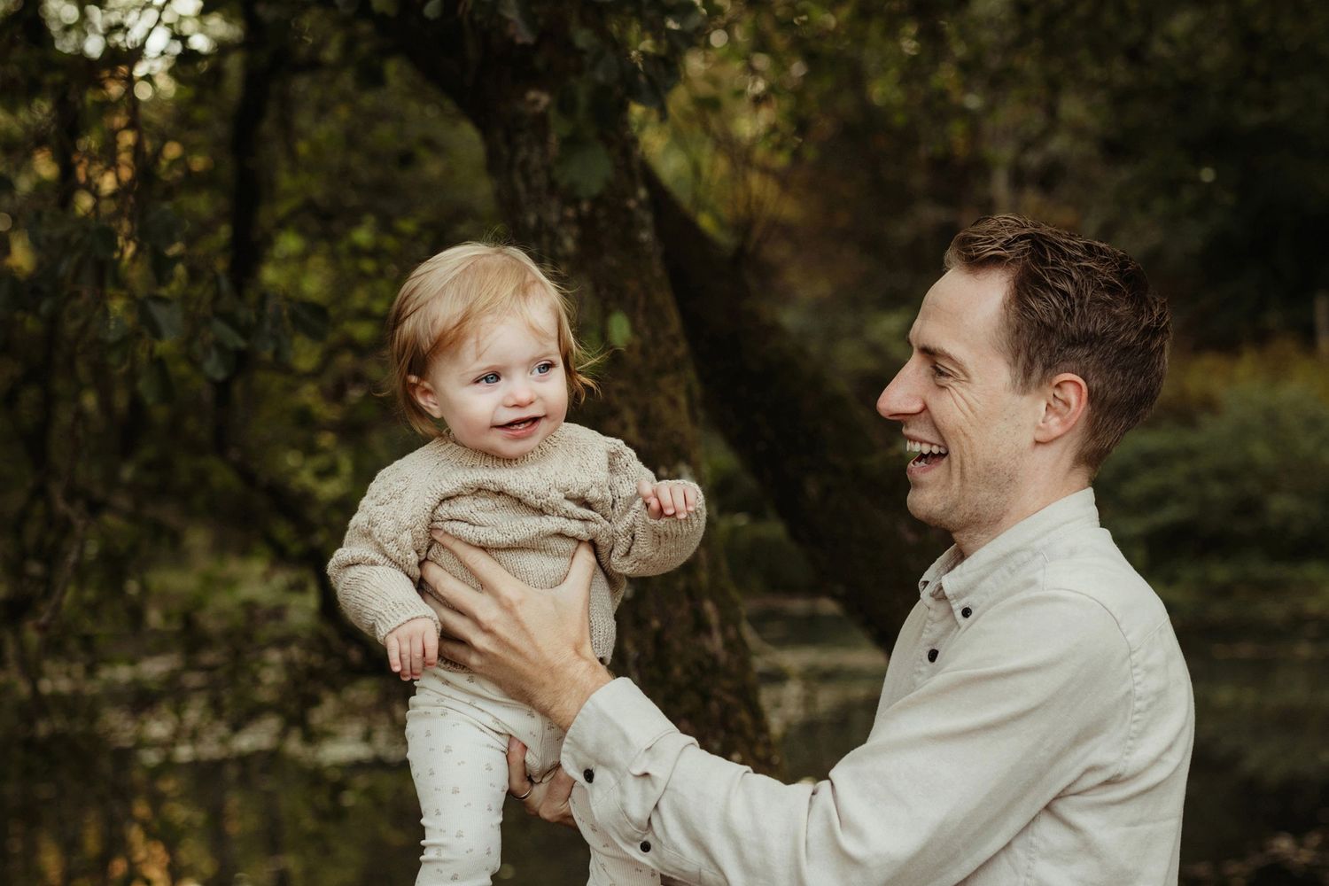 Familiefoto i skoven Fotograf Århus | Jane Søndberg | Fotograf Hammel Silkeborg Hadsten Favrskov Hinnerup