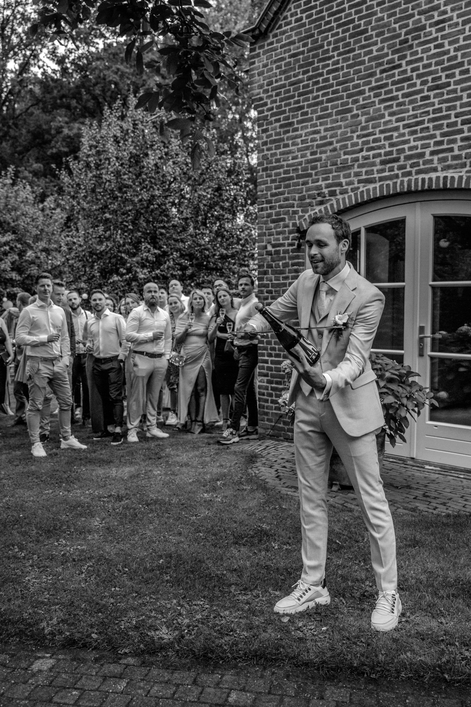 Bruiloft fotografie, champagne, bruidegom, wedding photography, spontane trouwfotografie
