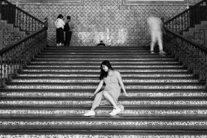 Black and white photo of people on ornate staircase with unique architectural patterns.  shooting de femme séville