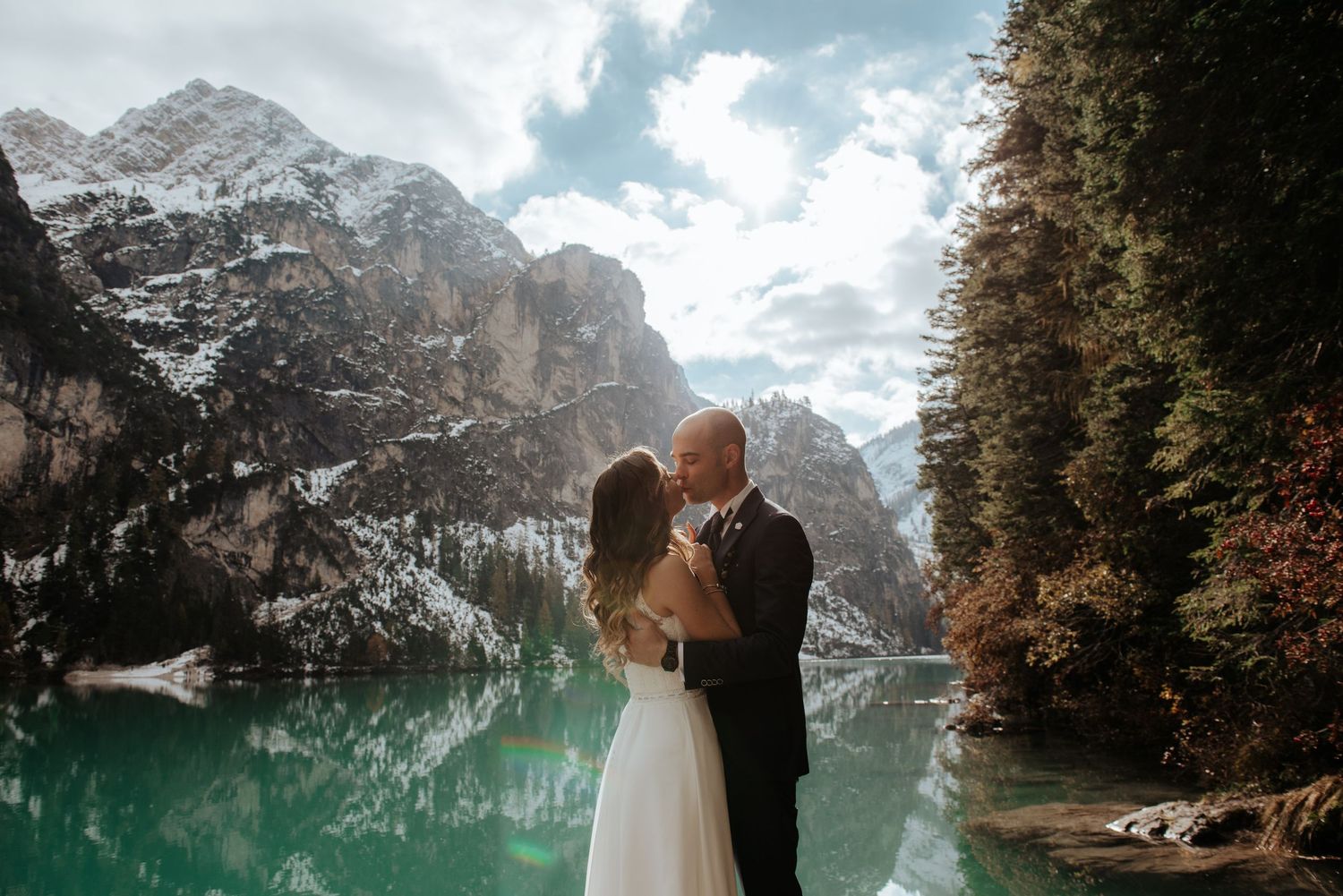 Servizio fotografico post wedding sul Lago di Braies in Trentino Alto Adige con coppia di sposi