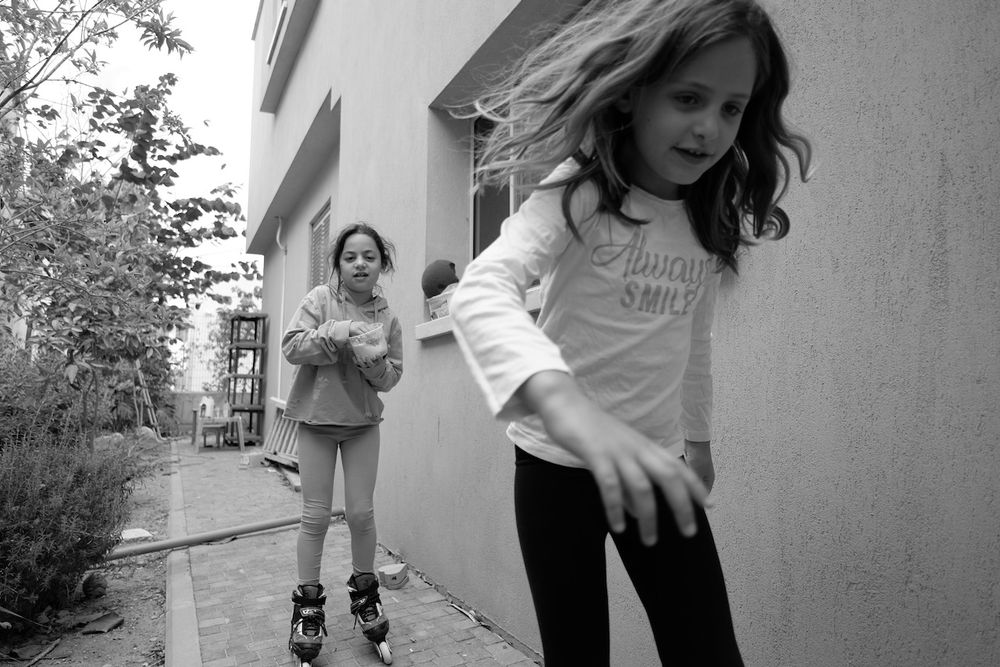 Israel girls rollers B&W