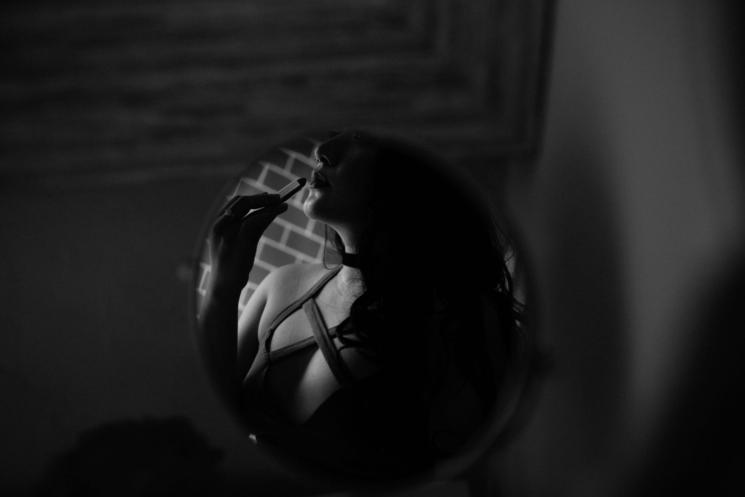 San Francisco Bay Area Burlingame Boudoir photographer black and white getting ready