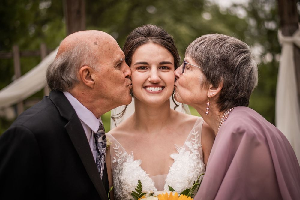 Bride with parents at Stratford Country Club