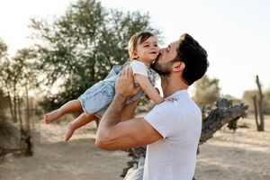dad holding son photoshoot