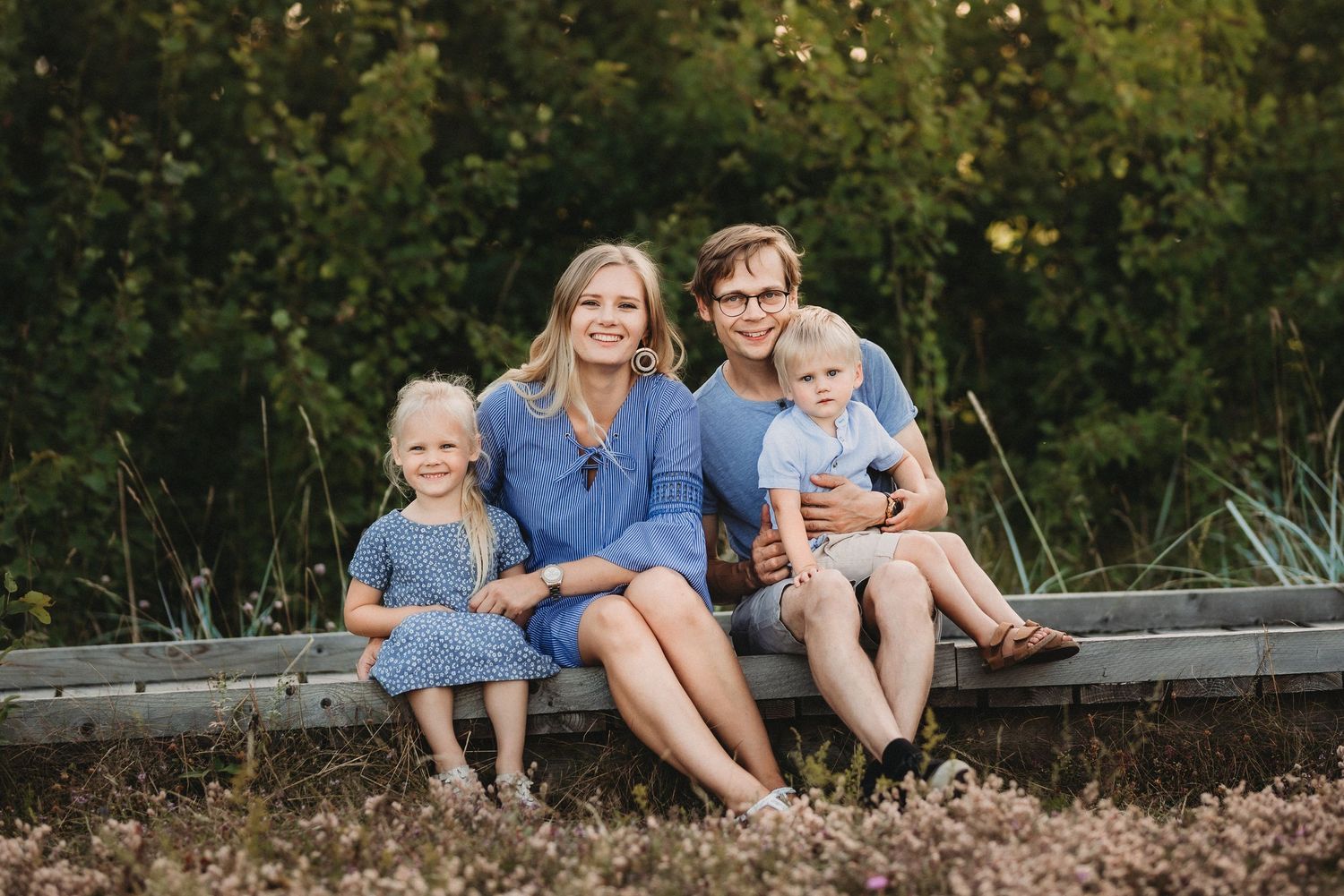 perepildid looduses, perefotograaf, lõbusad lastefotod, pildistamine looduses, fotograaf Mai Harak