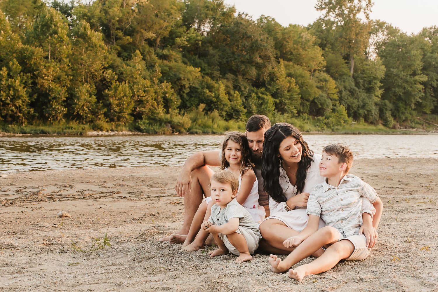 beautiful family takes photos at hidden beach in cincinnati, Ohio