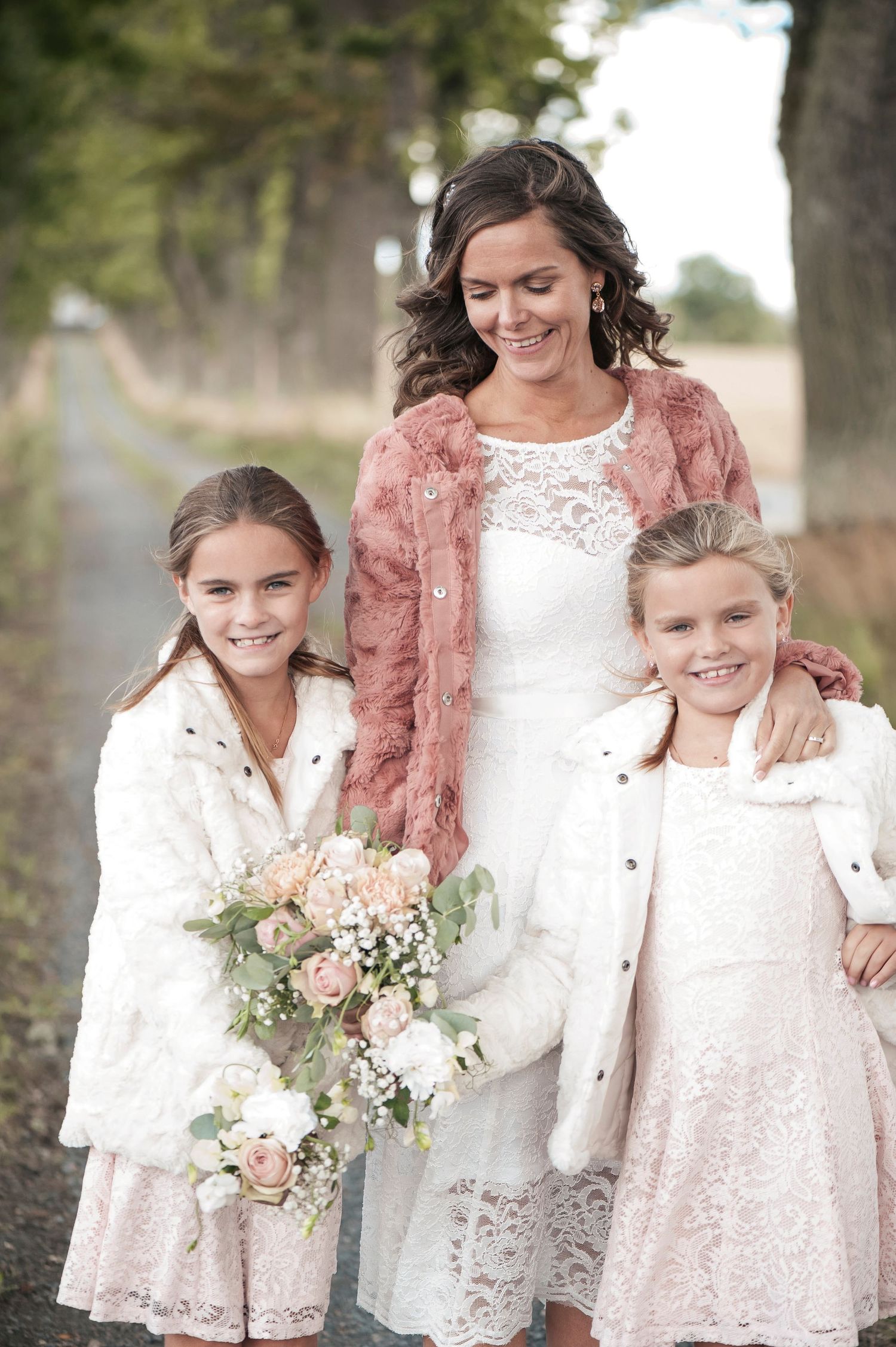 Bröllopsfotograf Jönköping, Bröllop med barn, bröllopskläder för barn, mamma och dotter bröllopsfoton.