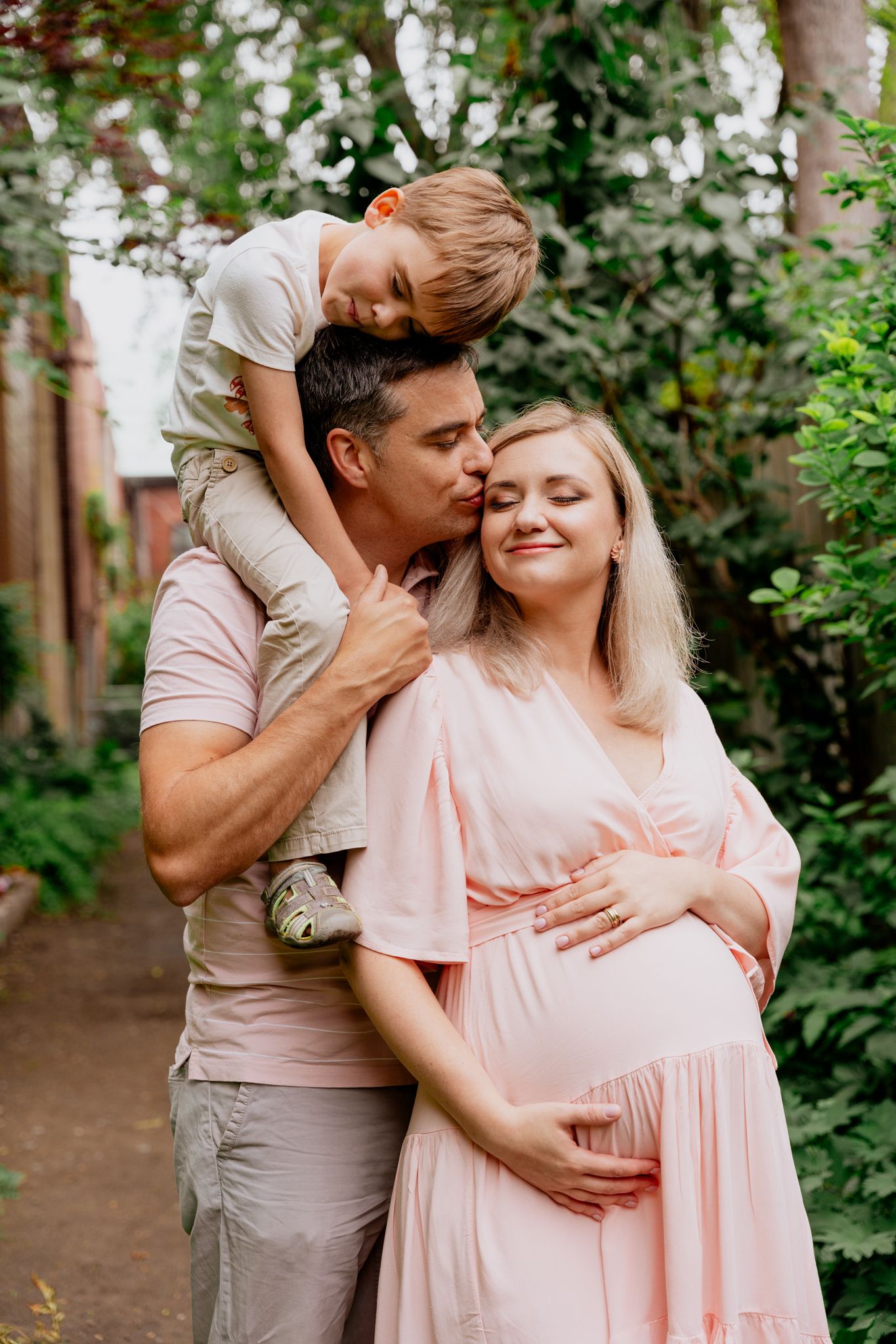 Séance photo famille à Montréal, un couple et leur enfant se font un câlin