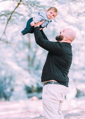 Tata si fiu. Ședință foto familie outdoor. Fotograf profesionist București si toată România. Preț mic, albume foto botez.