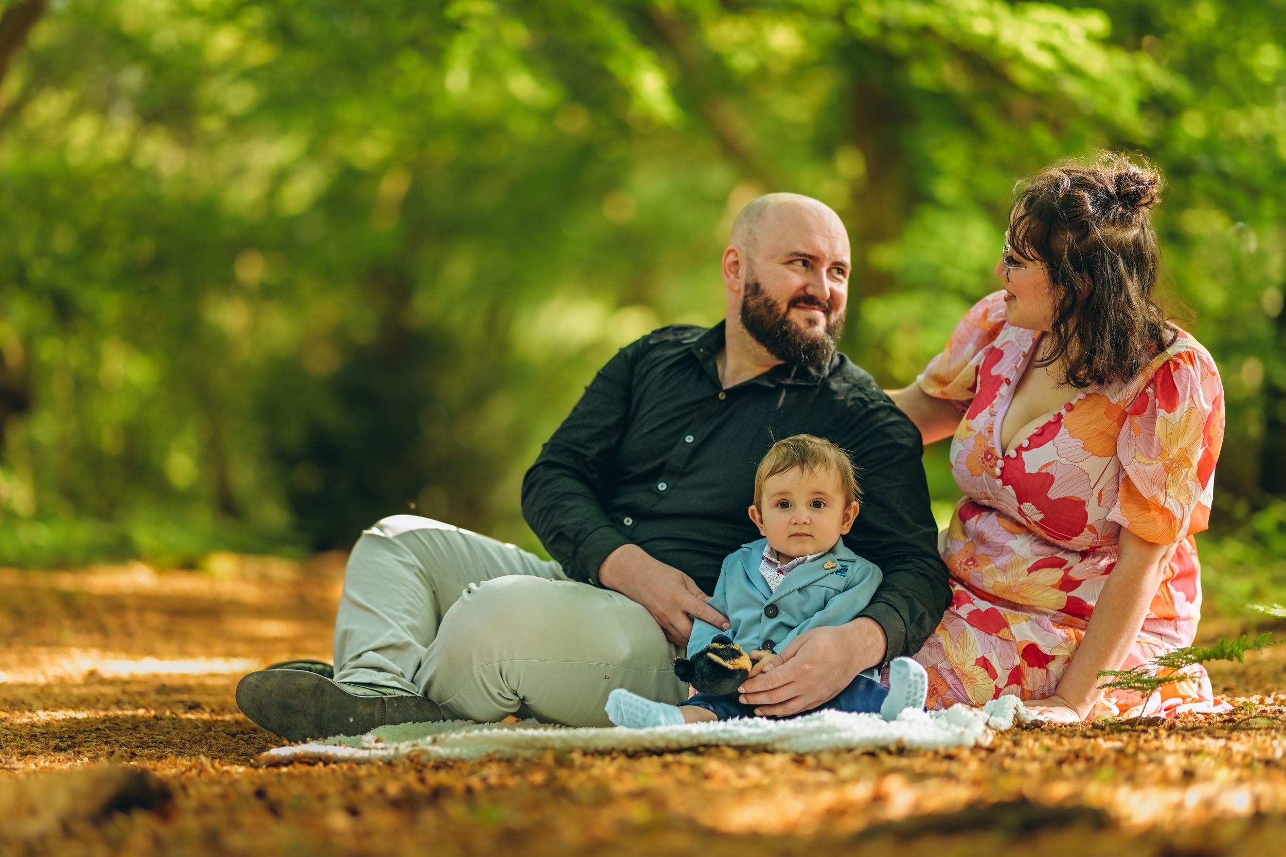 Familie fericita in natura. Ședință foto familie outdoor. Fotograf profesionist București si toată România. Preț mic, albume foto botez.