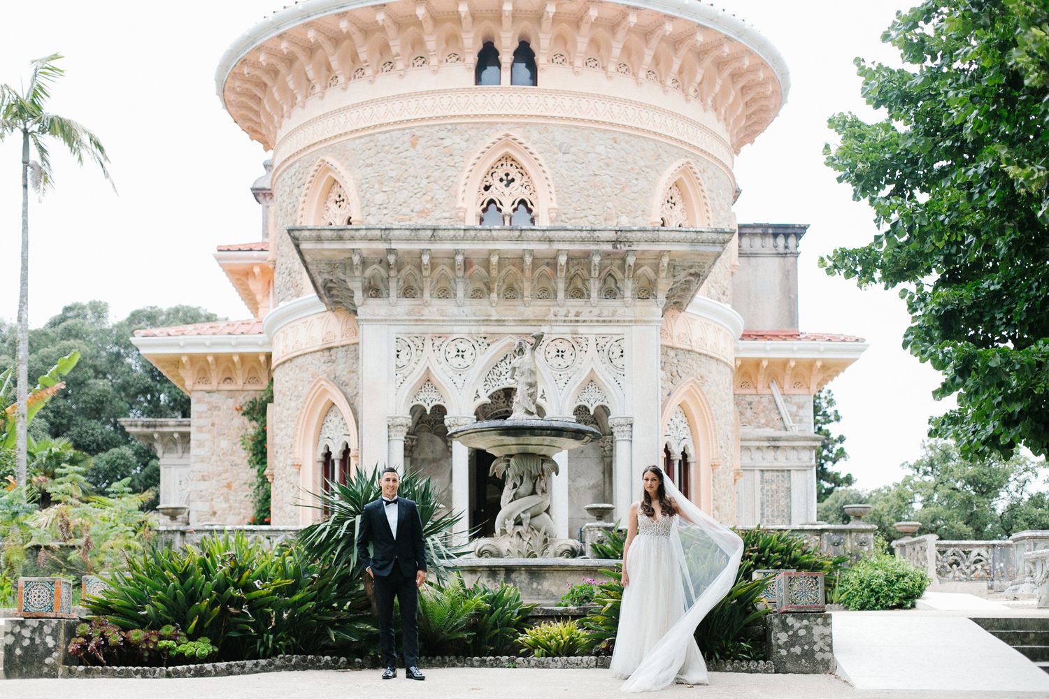 Wedding photo at grand entrance of Monserrate Palace with classical architecture.