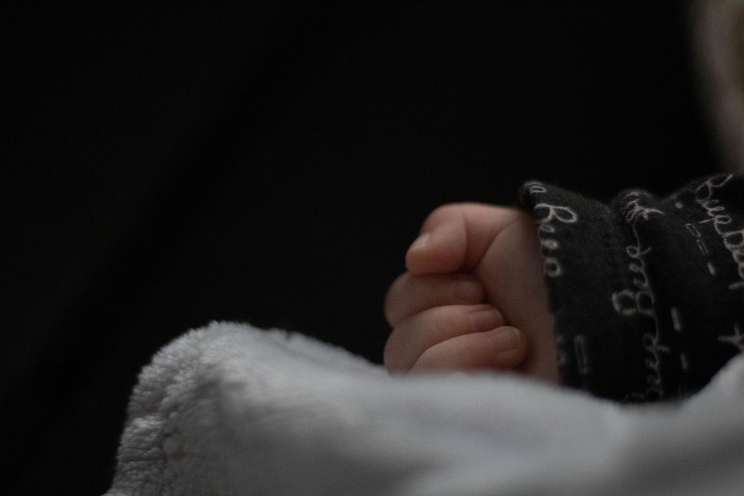 attention to details by capturing the small newborn fist on a photoshoot by Maria, photographer based in Gosport
