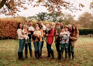 Fun extended family photo set in autumnal location