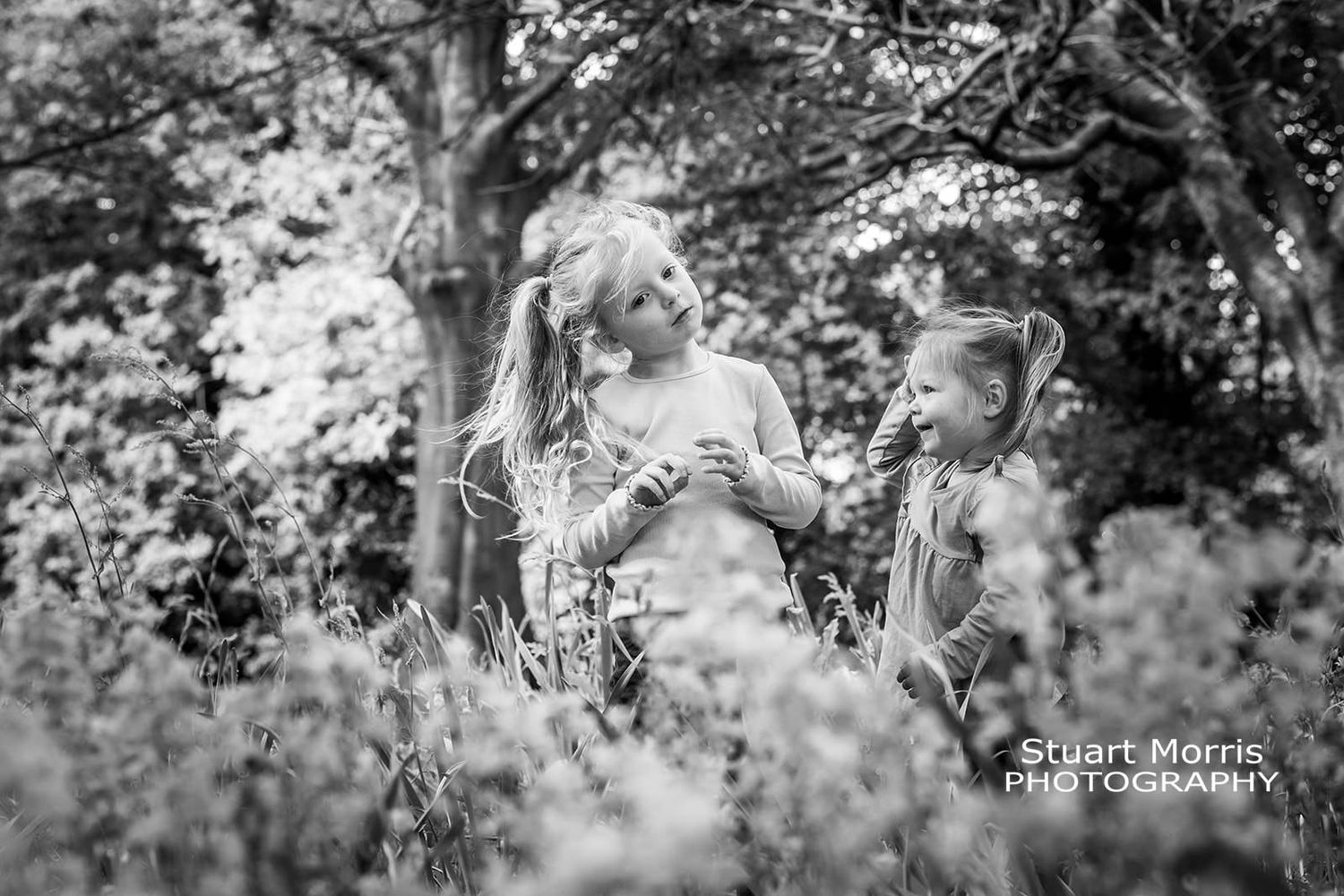 2 young girls playing in bluebells. warrington mini outdoor portrait session. Stuart Morris Photography