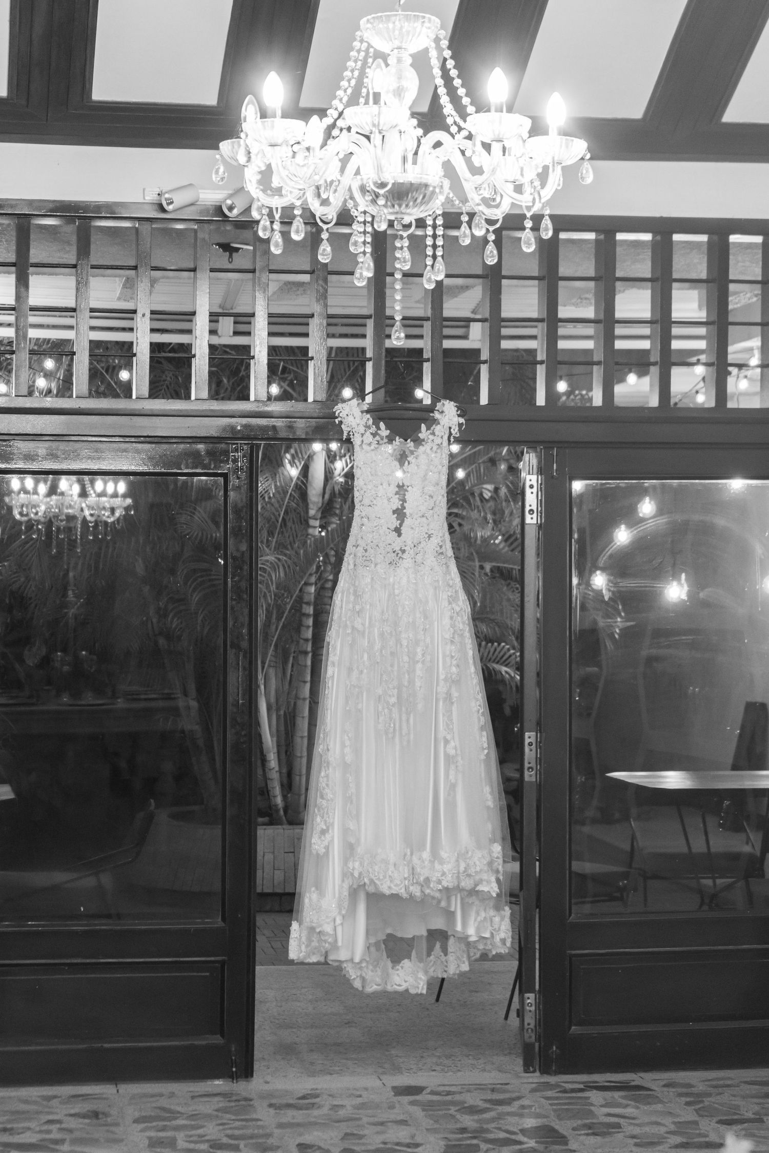 Vestido de novia boho chic con mangas de encaje, perfecto para una boda al aire libre en el 2024.