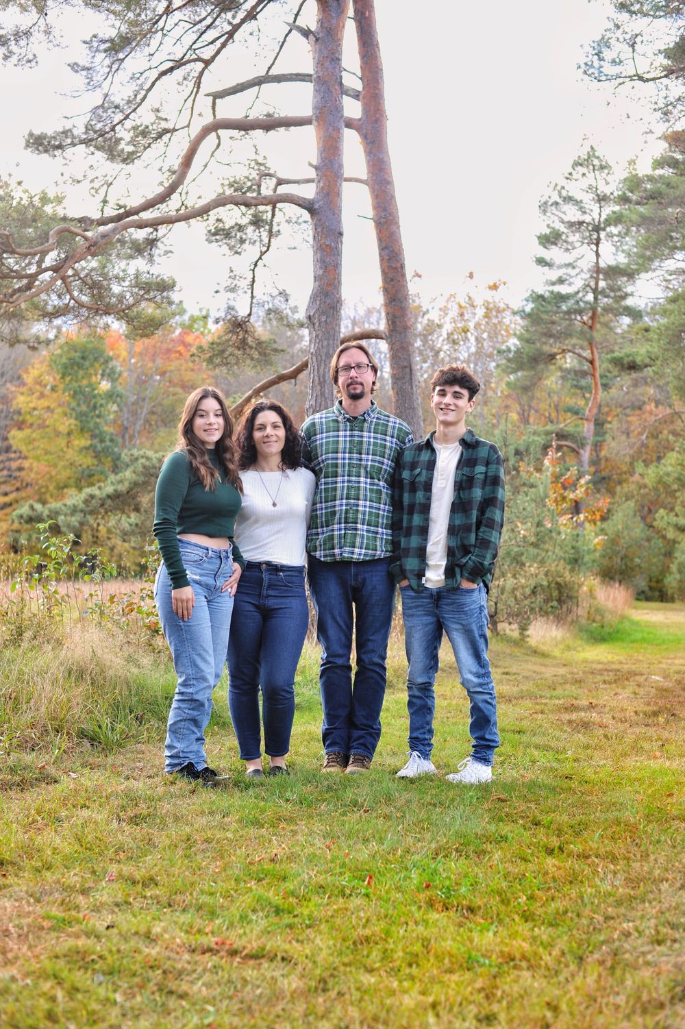 Family of 4, senior, high school, teenages, fall woodland