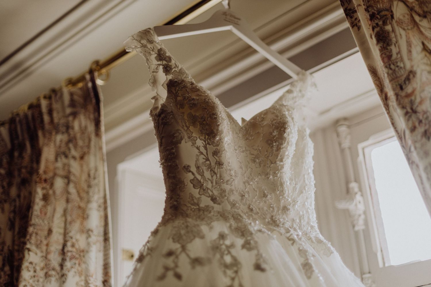 Préparatifs de mariage capturés en lumière naturelle, gestes tendres et détails élégants.