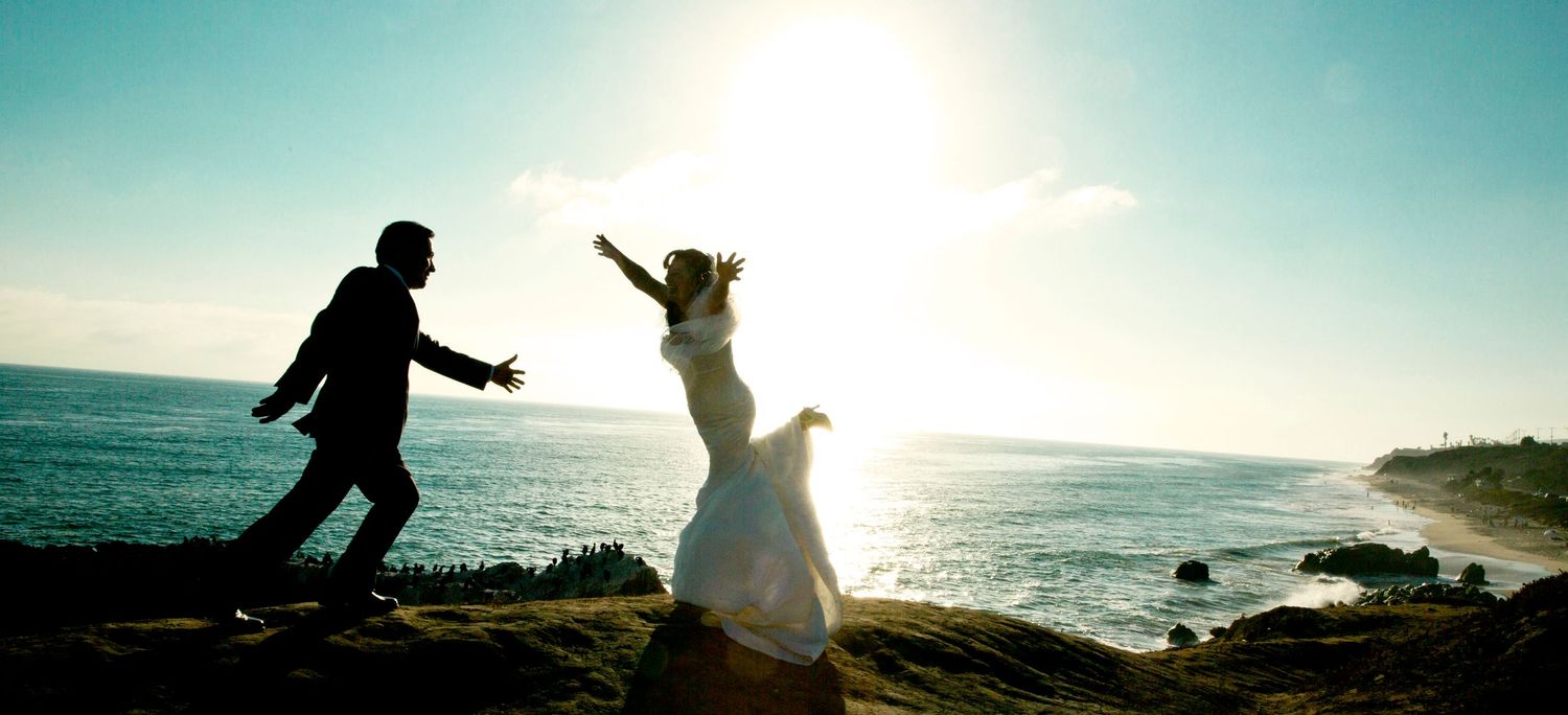 Fotos de Boda; Wedding Photo taken at sunset by the Beach.