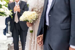 photographie de la mariée avec son papa qui entrent vers la houppa. emotion capturée
