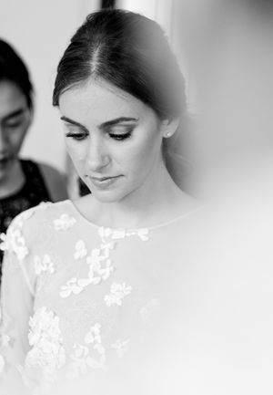 préparatifs de la mariée. photographie qui saisit le moment intense en émotion avant la houppa
