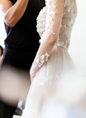 préparatifs de la mariée. photographie qui saisit le moment intense en émotion avant la houppa
