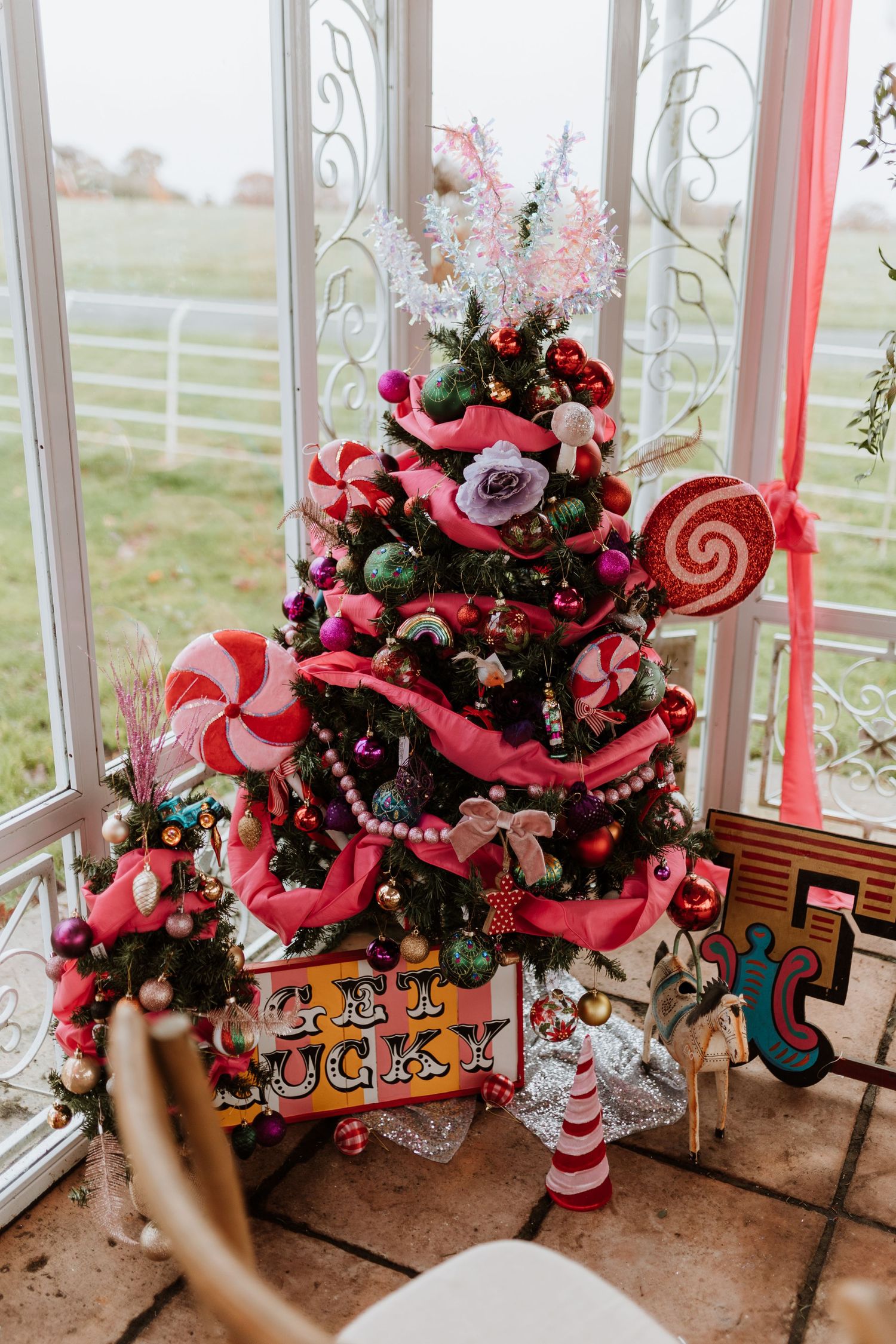 Wedding christmas tree, for kitchy christmas wedding vibes