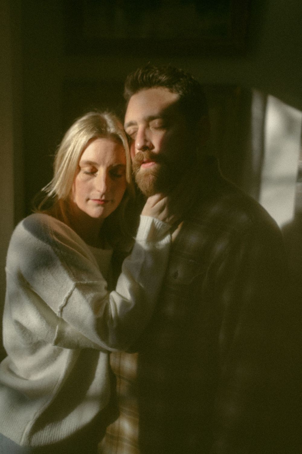 in home couples session with dog, in Grand Rapids michigan. cozy in home session. filmy family photos.