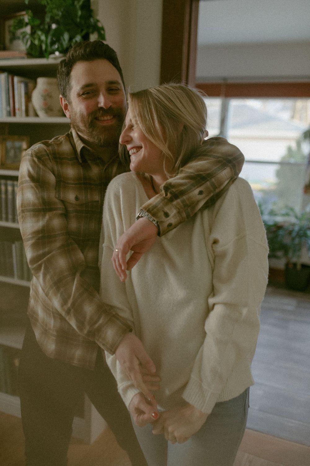 in home couples session with dog, in Grand Rapids michigan. cozy in home session. filmy family photos.