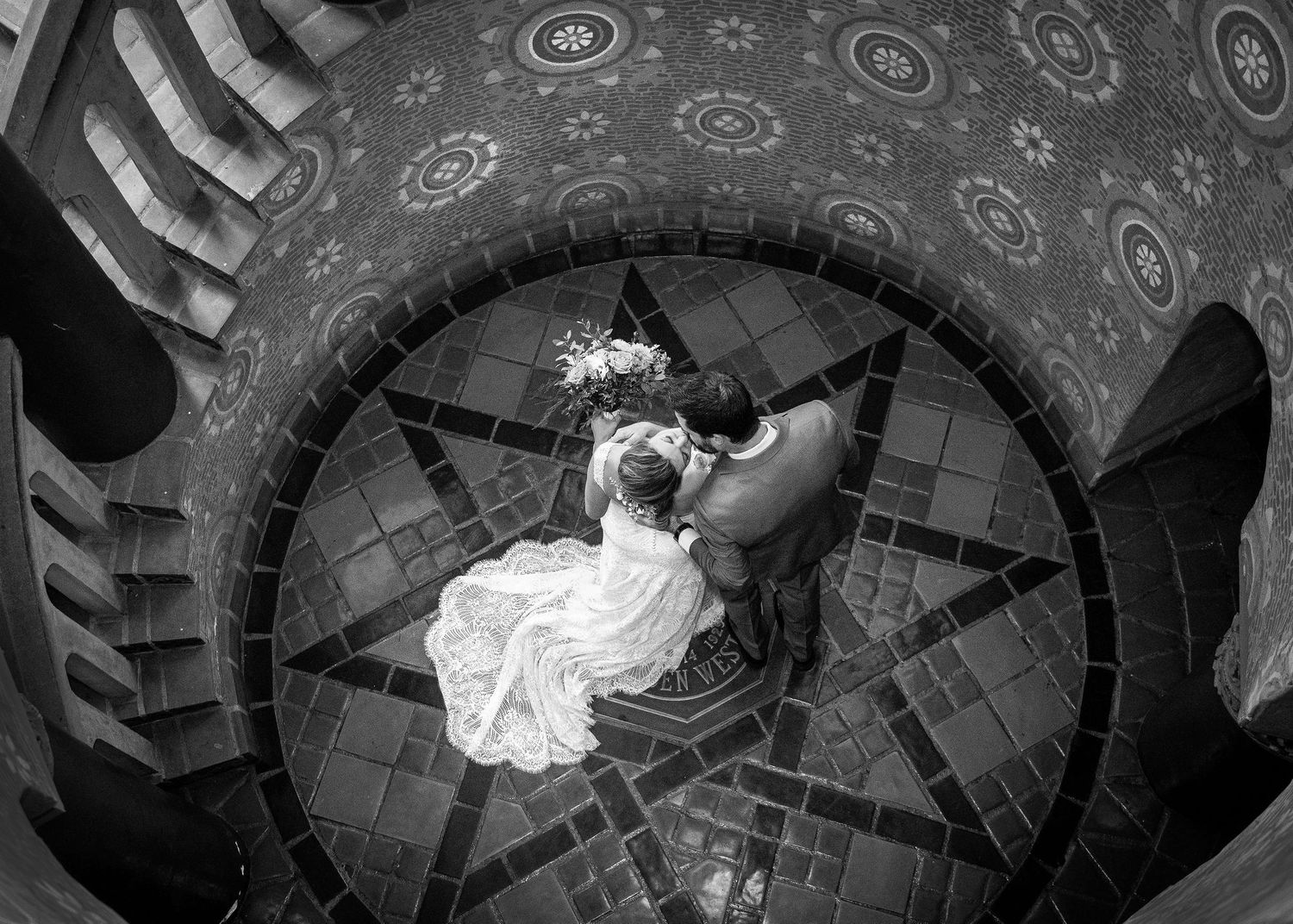 couple kissing at the santa barbara courthouse