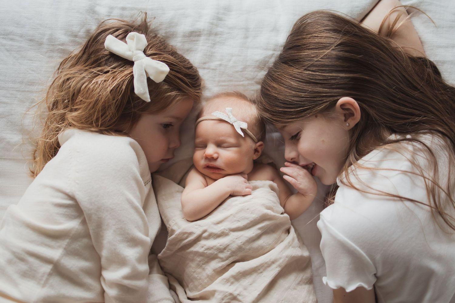 inhome lifestyle newborn with older sisters