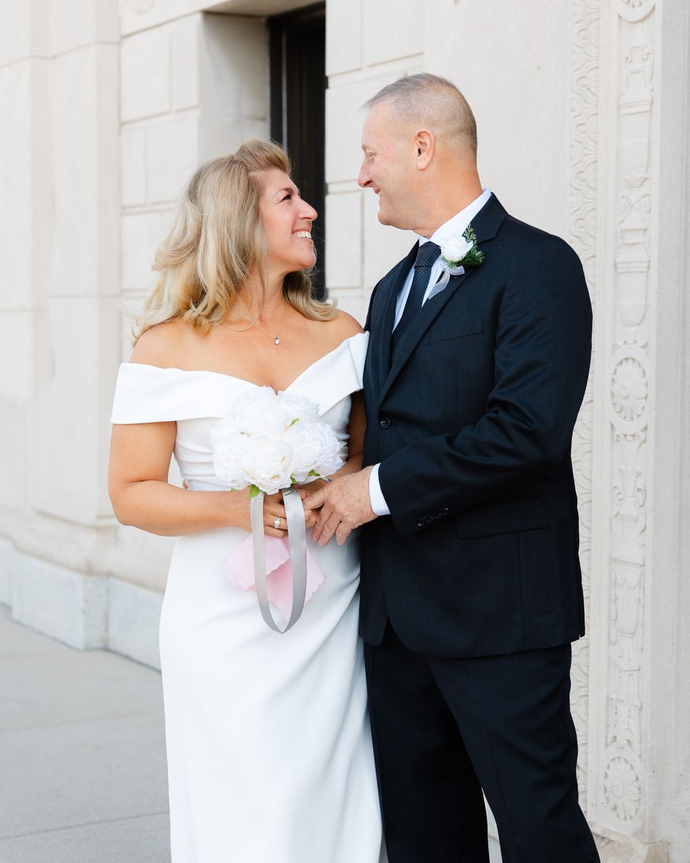 Wedding photographer located in Oxford, OH near Miami University.  Offering proposal pictures, engagement pictures and wedding pictures