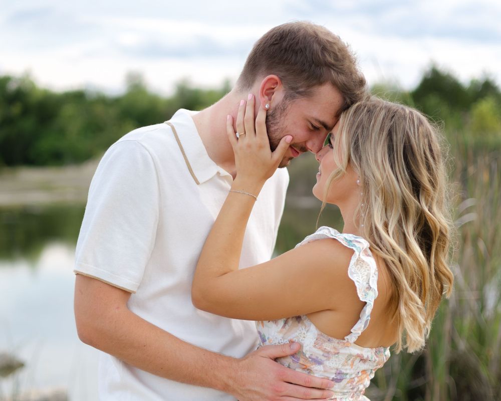 Wedding photographer located in Oxford, OH near Miami University.  Offering proposal pictures, engagement pictures and wedding pictures