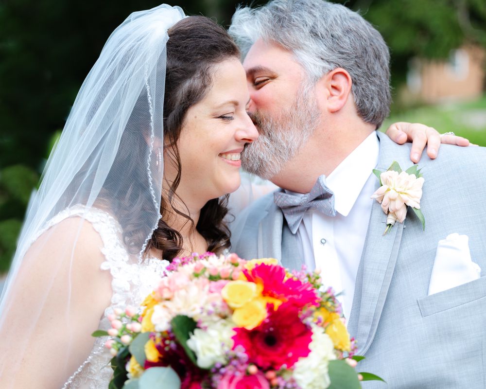 Wedding photographer located in Oxford, OH near Miami University.  Offering proposal pictures, engagement pictures and wedding pictures