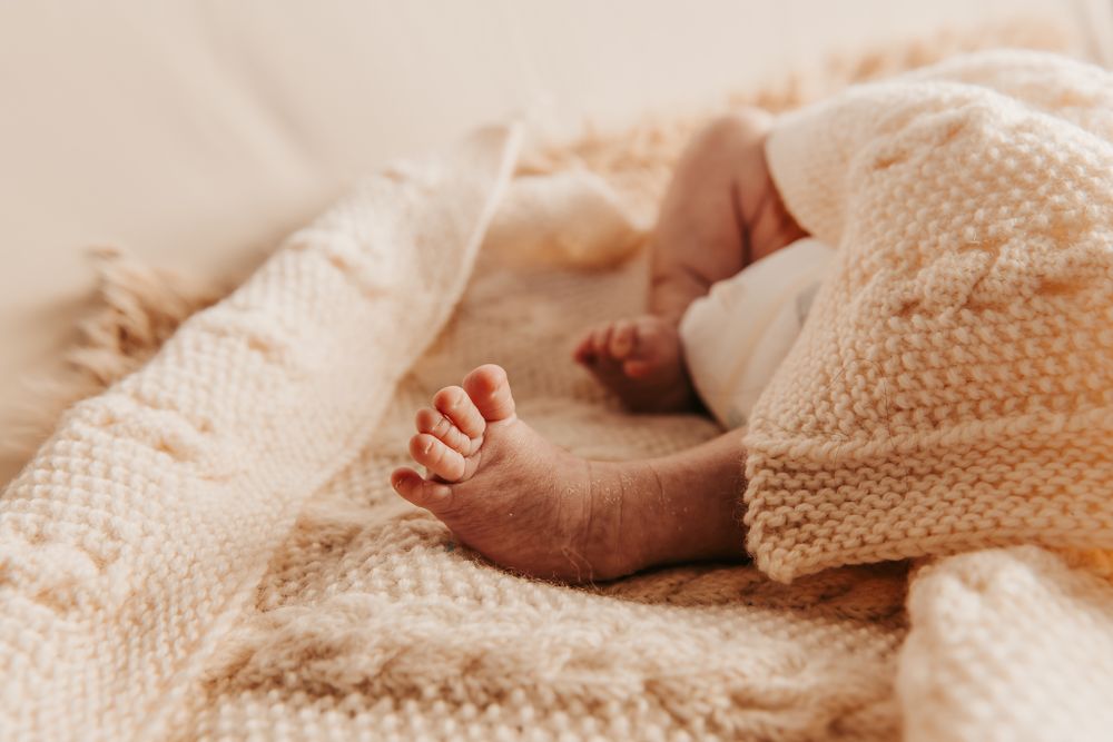babys toes on tan coloured blankets