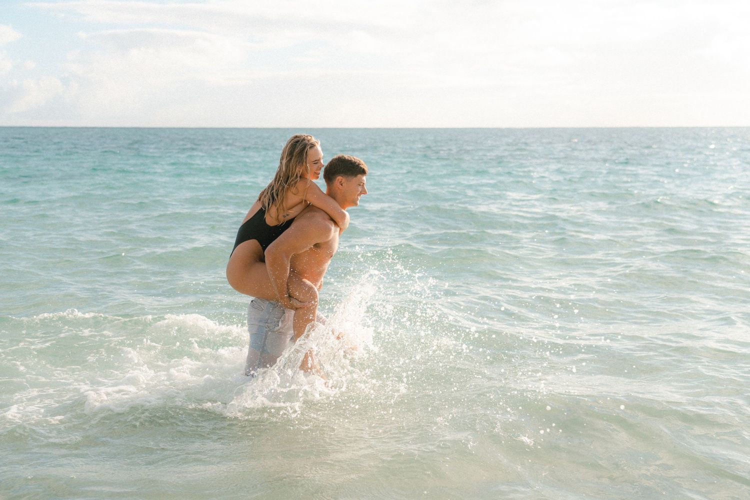 <img src="couples_photographer_hawaii.jpg" alt="Couples photographer. Book a couples session in Honolulu.">
